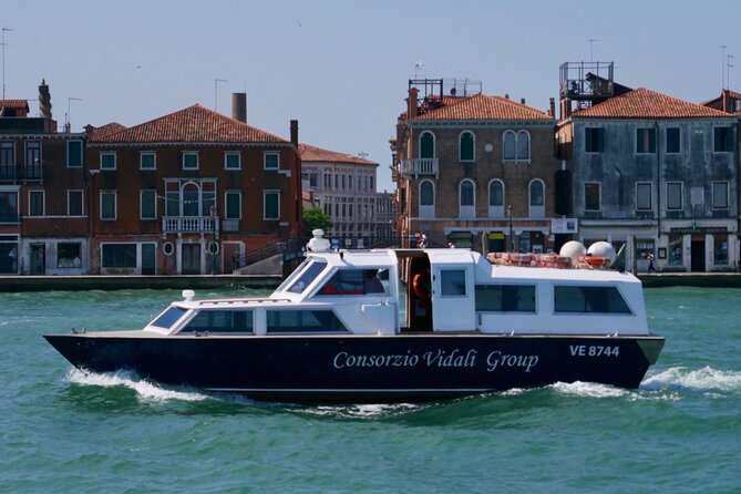 1-hour panoramic tour of Venice by boat - The wide Giudecca Canal and its Palladian churches