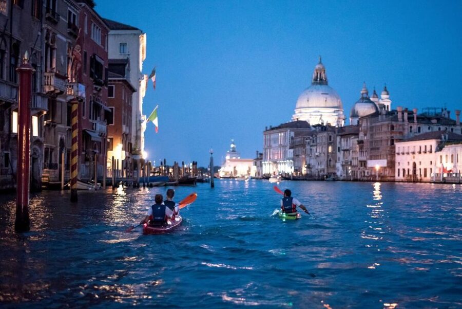 2hr Night Kayak Tour in Venice: premium tour with sunset - The first part of the outing: briefing and equipment