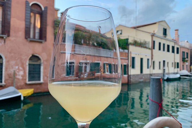 A Venetian Evening: Wine Tasting and Cicchetti with a Local Guide - What this Venetian evening is really like