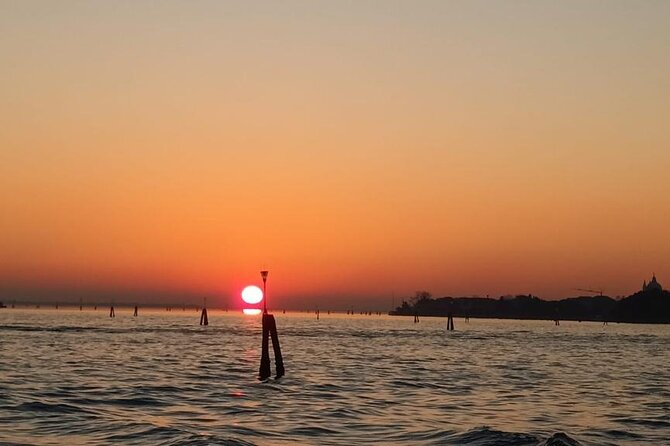 Aperitif at sunset in the Venice lagoon on a private boat. - What the small boat means for comfort