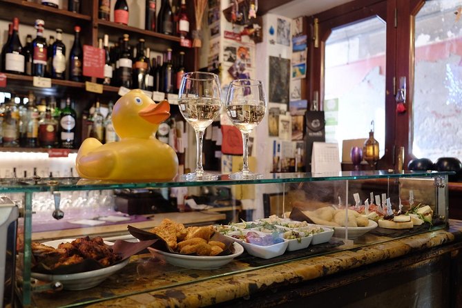 Bacaro Tour Unblended: A Pure Venice Foodie Experience - Walking through Venice’s quieter lanes
