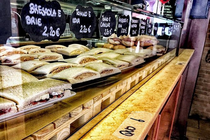 Brunetti's Venice: A Culinary Journey Through Leon's Mysteries - San Polo’s bàcaro culture and cicchetti
