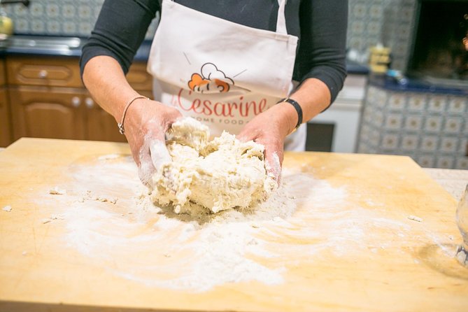Cesarine: Small Group Pizza and Tiramisu Class in Venice - Entering a Venetian home
