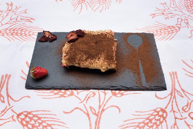 Cesarine: Small Group Pizza and Tiramisu Class in Venice - Making the pizza from scratch