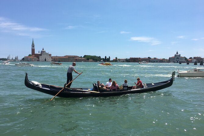 Charming Gondola Ride on the Grand Canal & Gondola Gallery™ - The Gondola Gallery and its VR look at old Venice