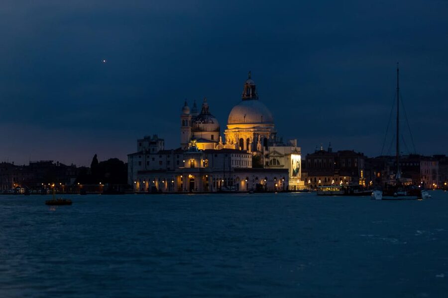 Chioggia-Venice: Day&Night Boat Transfer Round-Trip or 1-Way - The 9:30 AM to 5:00 PM day-trip option