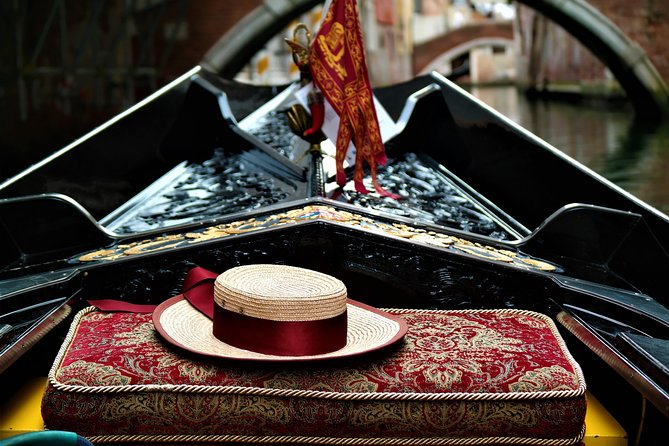 Classic 30-Minute Gondola Ride in Venice - Shared seating changes the mood