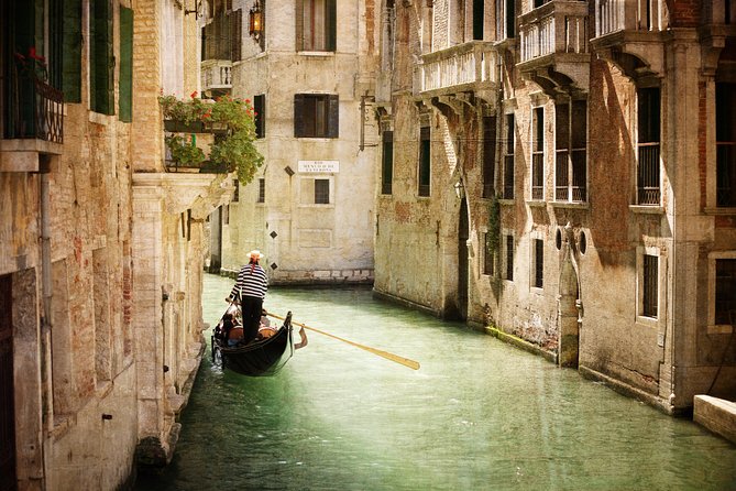 Classic 30-Minute Gondola Ride in Venice - Timing, weather, and the short clock