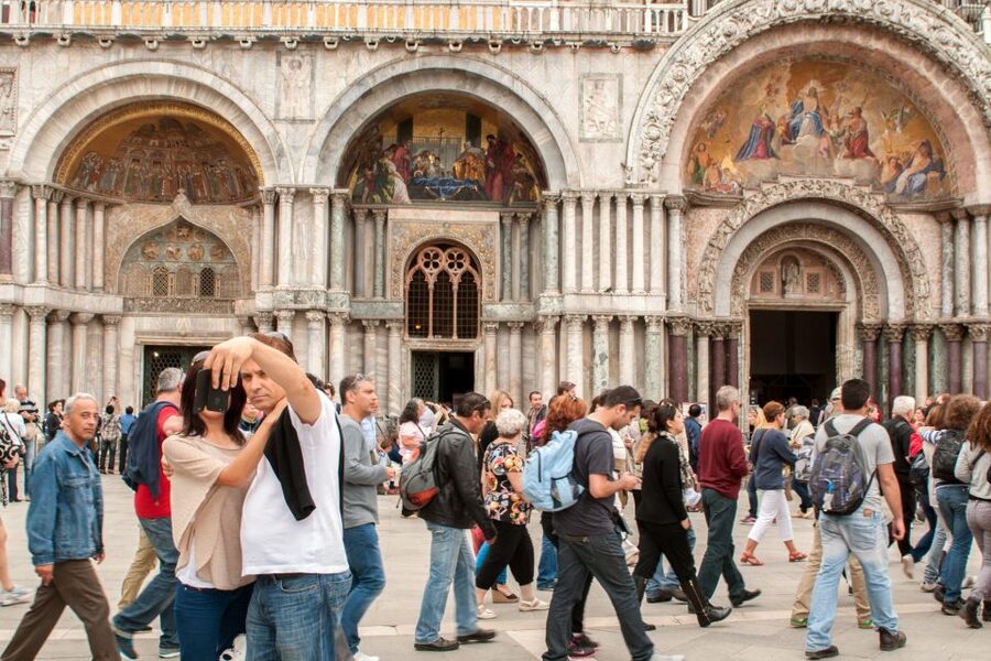 Classic Venice: 2-Hour Walking Tour with Basilica Entry - Crossing the Bridge of Sighs