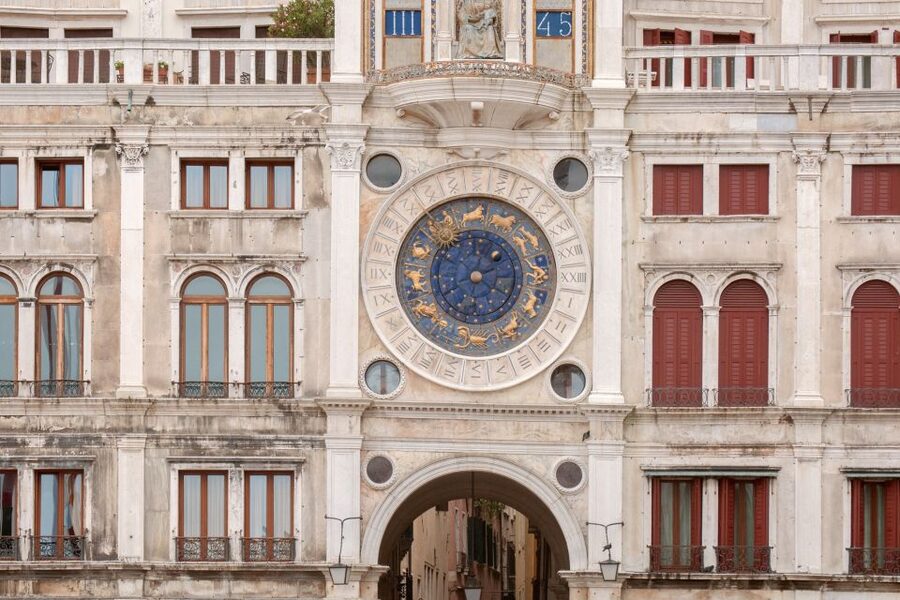 Classic Venice: 2-Hour Walking Tour with Basilica Entry - Reading the architecture of St. Mark’s Square