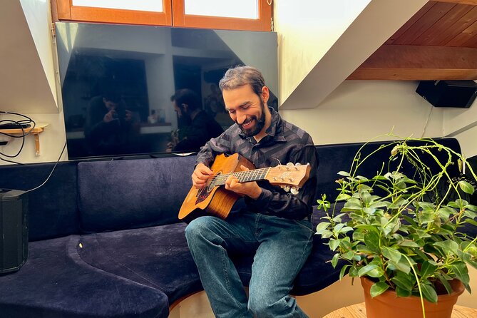 Cooking Class with Chef Francesco and Live Music in Venice - Francesco’s guitar performance after dinner