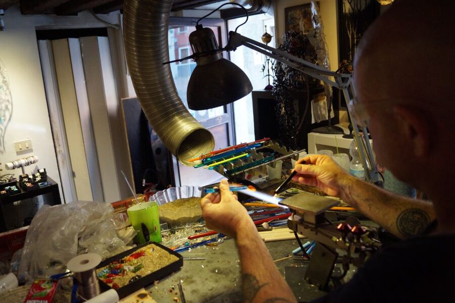 Create Your Glass Artwork: Private Lesson With Local Artisan - Watching a master create a more complex piece