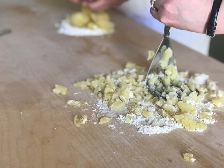 Discover the old market and make fresh pasta - Learning pasta in a Venetian-style kitchen