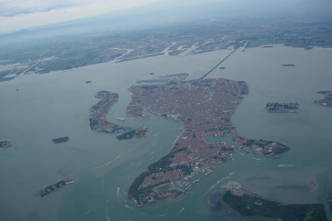 Discover Venice at sunset - Following the route to Rialto Bridge and the market district