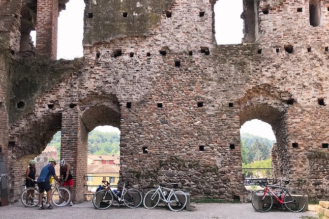 E-bike adventure among medieval castles and old villages - Who will enjoy this four-hour adventure