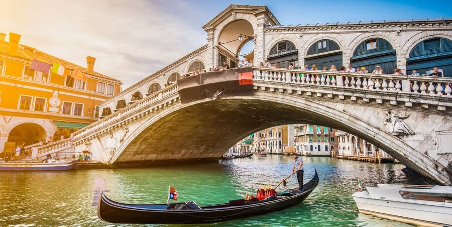 From Lake Garda: Full-Day Guided Group Tour of Venice - The coach ride through the Veneto