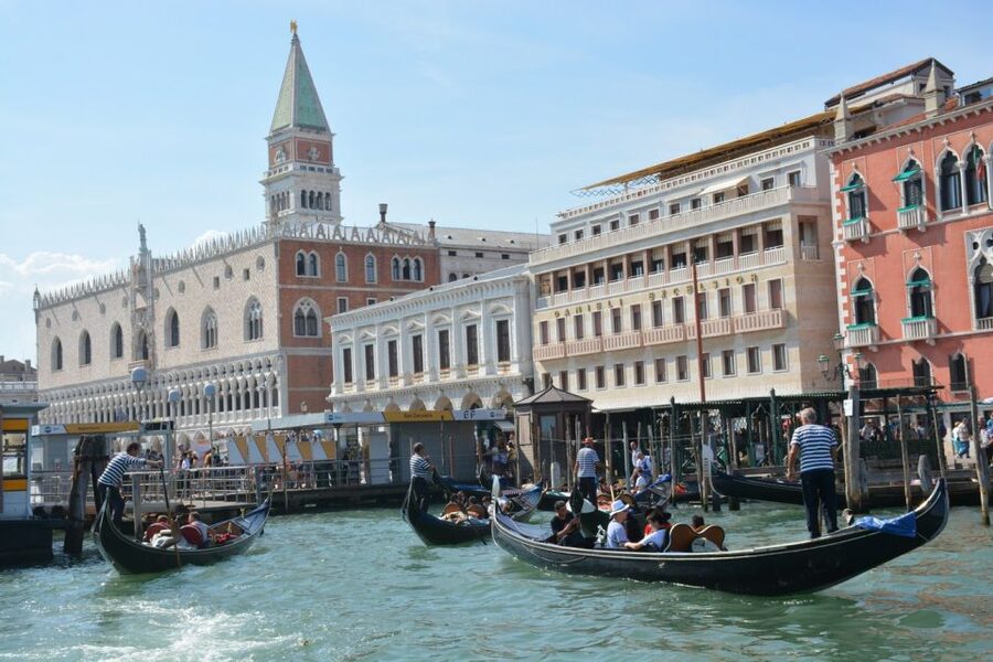 From Lake Garda: Full-Day Guided Group Tour of Venice - Arriving by private boat through the lagoon