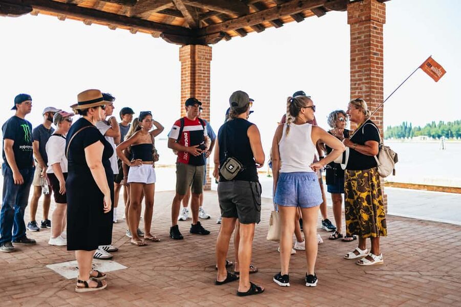 From Venice: Murano & Burano Guided Tour by Private Boat - Why Murano and Burano work so well together