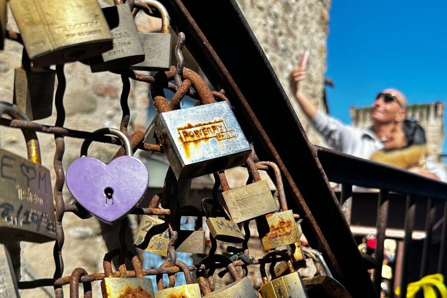 From Verona: Day tour to Lake Garda, Sirmione and Borghetto - Walking through Sirmione’s castle gate
