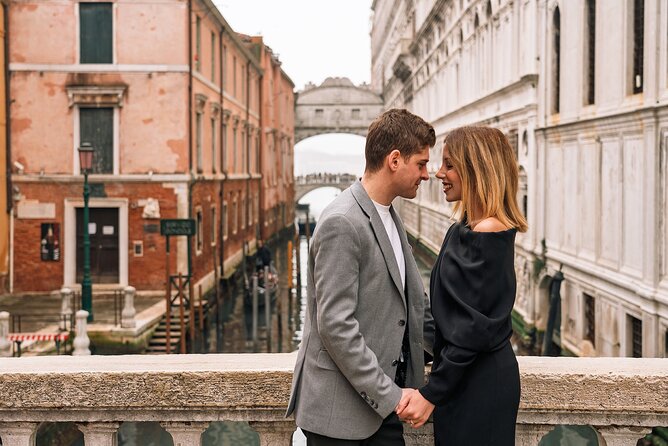 Glam photoshoot in hidden Venice! (up to 4) - The photographer and an important destination check
