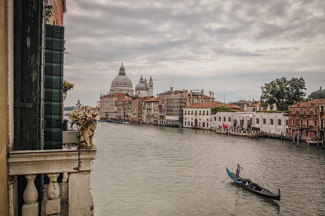 Gondola Ride and Aperitif in a Venetian Palace - A gondola ride with a graceful finish
