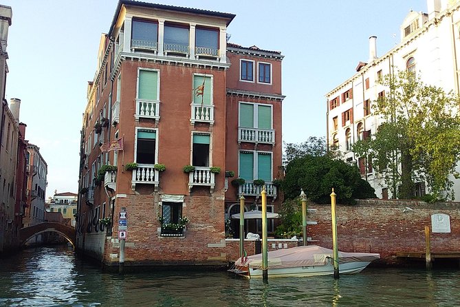 Grand Canal boat tour and Murano glass experience with Hotel pick up - What the guides add to the experience