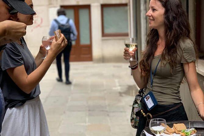 Guided Small Group Kickstart Food Tour of Venice - Exploring the Rialto fish and produce markets