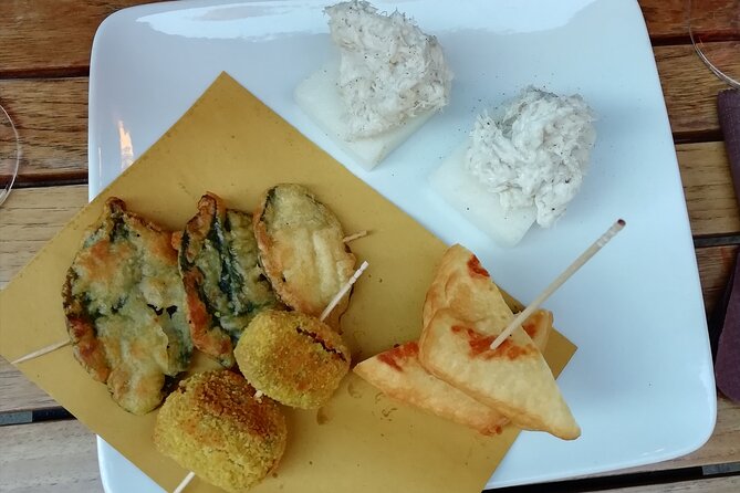 Guided Small Group Kickstart Food Tour of Venice - The rooftop and courtyard details need careful checking