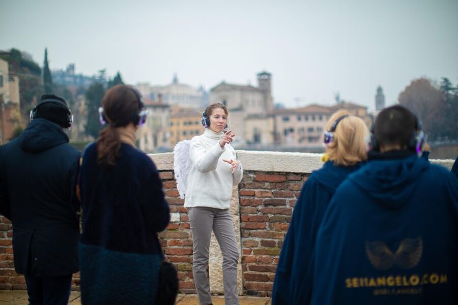 Guided Tour in the center of Verona accompanied by an Angel - Starting at the Madonna Verona fountain
