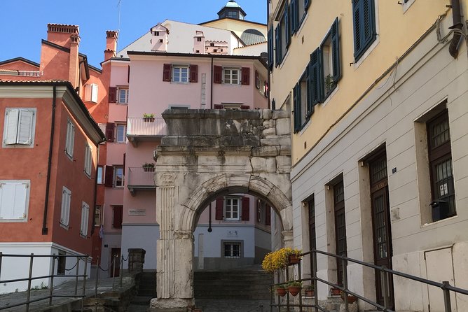 Guided tour of Trieste / walking tour of Trieste with an authorized guide - Start beside the Adriatic at Piazza Unità