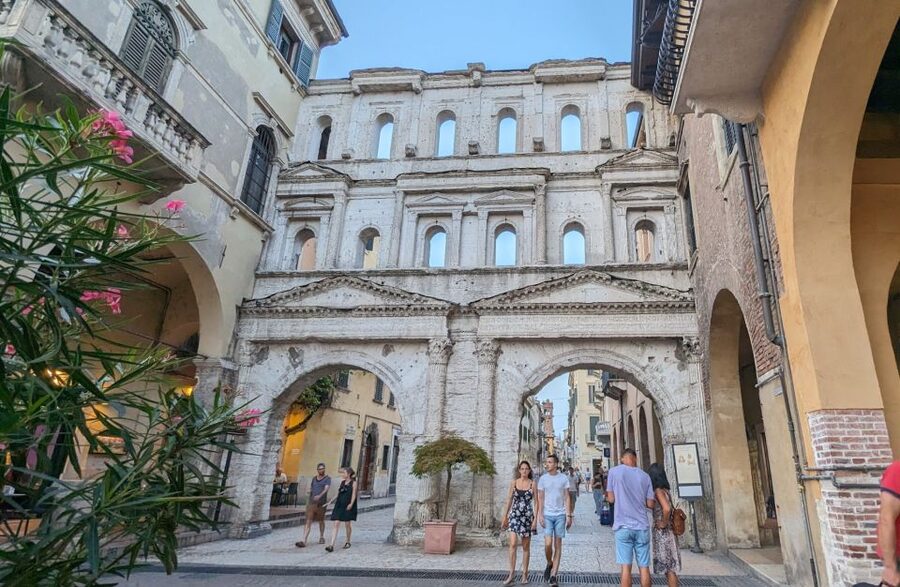 Guided Walking Tour in Verona - Juliet’s House and the tourist side of Verona