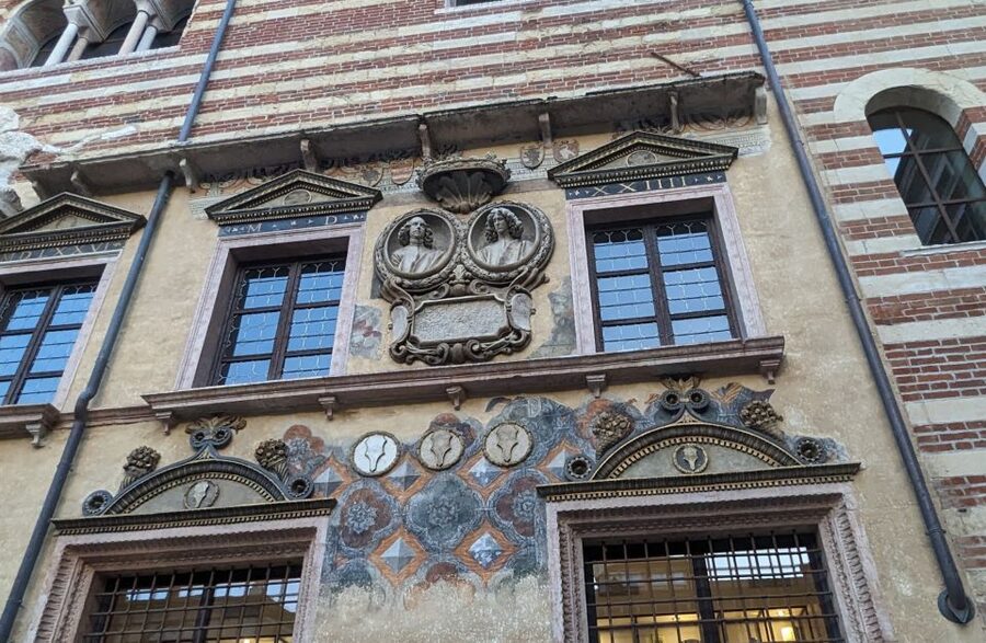 Guided Walking Tour in Verona - Arche Scaligere and the city’s ruling family