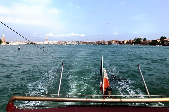 Half-Day Motorboat Cruise to Venice Lagoon Islands Murano and Burano - Murano: one hour with the glassmakers
