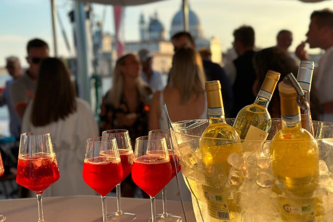 Lagoon Light Lunch Tour at 12:00 in Venice - Music, seating, and the no-stress atmosphere
