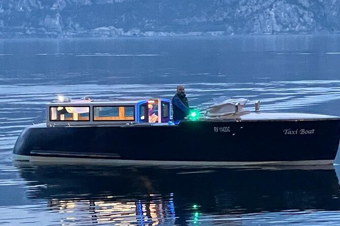 Lake Garda Tour aboard a Venetian Taxiboat - Isola del Garda and its grand villa