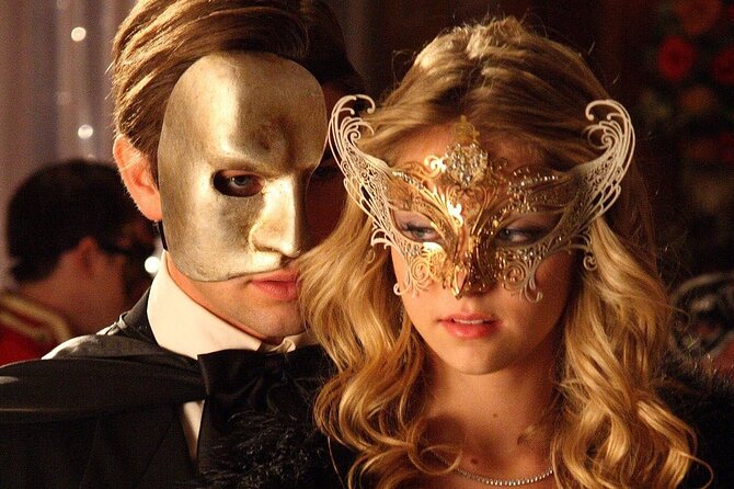 Make a Venetian Mask and Craft your Imagination - A calm choice for children and rainy days