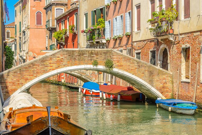 Murano & Burano Islands Guided Small-Group Tour by Private Boat - Buying glass and lace without rushing
