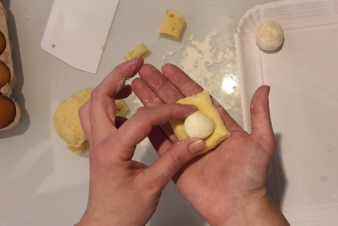 My Granny's secrets Making Gnocchi - The family welcome, with two cats in the apartment