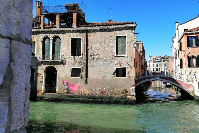 Off the Beaten Path Walk in Venice - Starting beneath the trees in Campiello dei Squelini