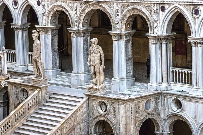 One Day Tour in Venice - Guide coordination and group size