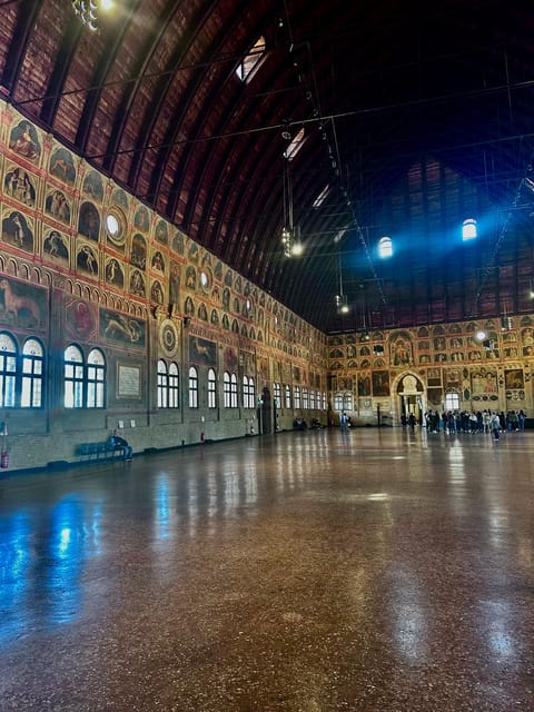 Padua: guided walking tour with an art historian - Palazzo della Ragione and the enormous Salone