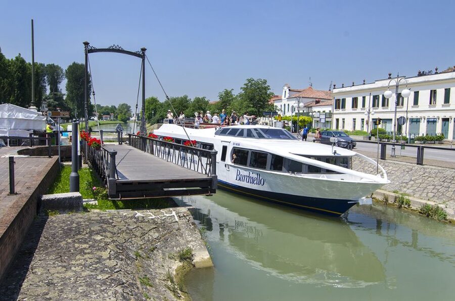 Padua to Venice Boat Cruise of the Brenta Riviera - Lunch at Oriago