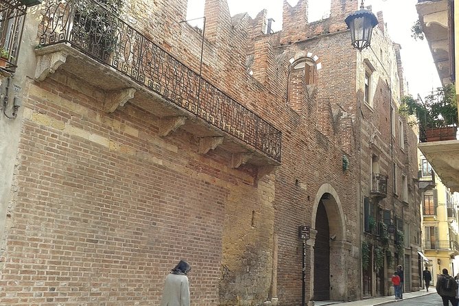 Passionate Verona: Living Romeo and Juliet's Story - The old city hall and Romeo’s banishment