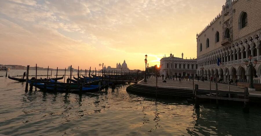Photo with a professional photographer in Venice - A Venice photo session with two local specialists