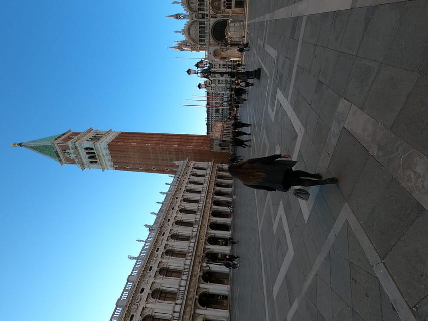 Photo with a professional photographer in Venice - Rialto Bridge gives you a classic Venice backdrop