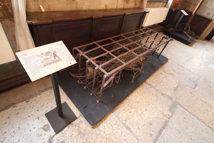 Prisons' Palace: Maleficia, Inquistion torture tools - The documents and the Maleficia book