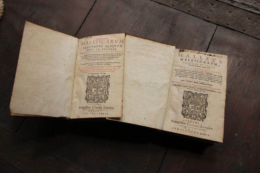 Prisons' Palace: Maleficia, Inquistion torture tools - Using the audio guide in four languages