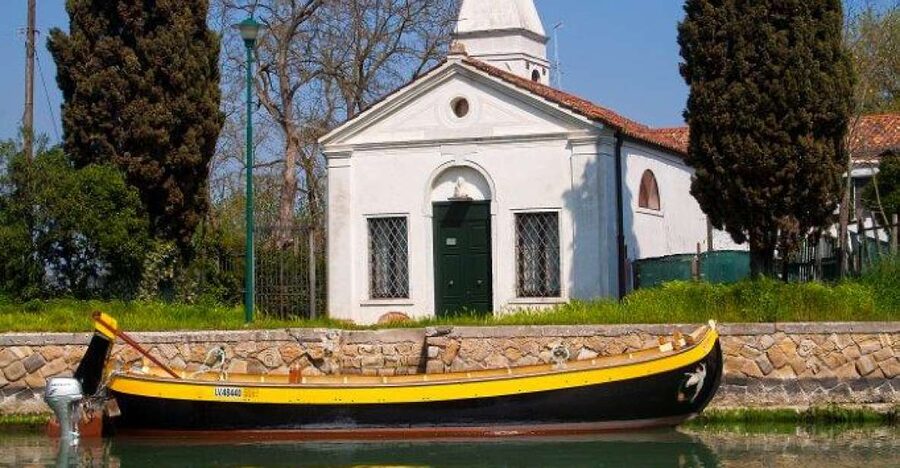 Private 4 hours North Lagoon: Traditional Venetian Boat Tour - Burano’s Colorful Island Setting