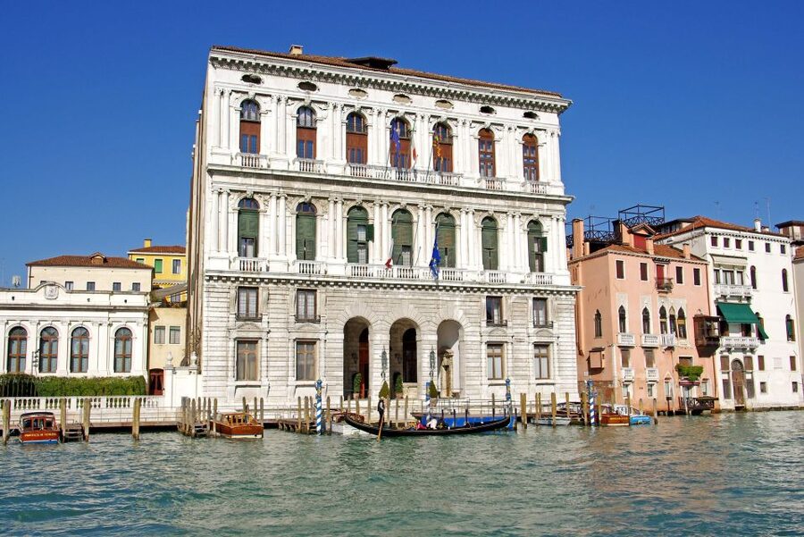 Private Art & Culture Tour in Dorsoduro and Academia, Venice - Bridges, Fistfights, and Campo Santa Margherita