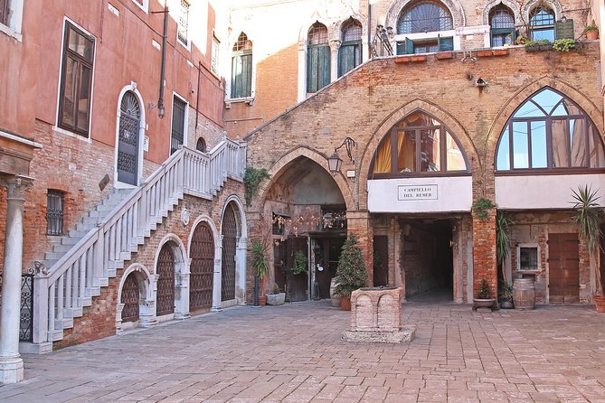 Private Food Tour: Cicheti & Wine - Starting with Rialto Bridge from a quieter angle